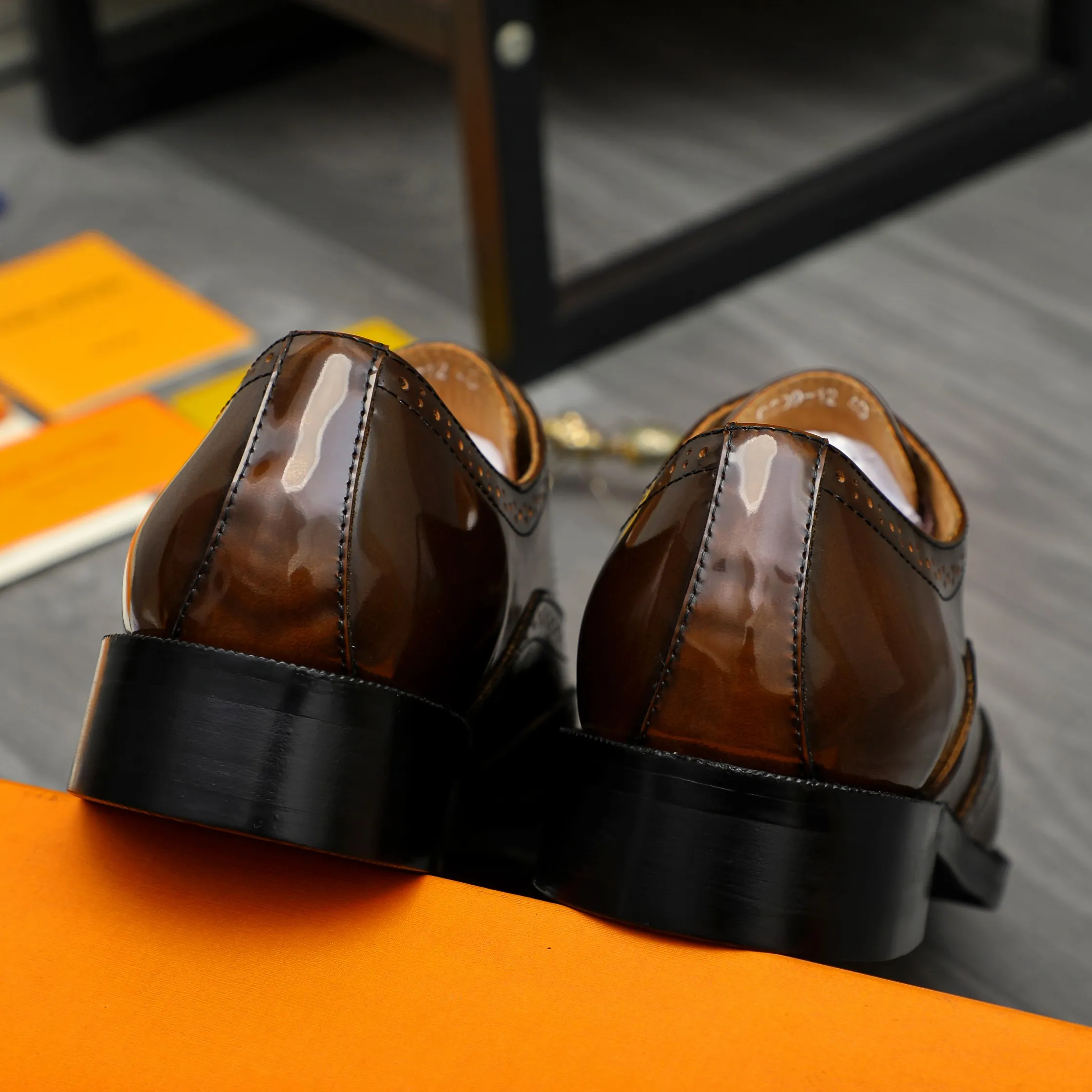 Men's shoes 💰500 Product trademark: LV "Louis Vuitton" business formal leather shoes Regular size: 39-45 (.45 customization is non-returnable) Product materials: Selected color-brushed pearlescent cowhide upper, cowhide lining, original rubber outsole